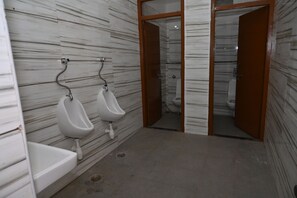 Bathroom - Cozy 1-bedroom hotel in welcoming Sindhlas with AC (Sindhlas)