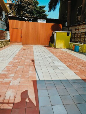 Property grounds - Spacious 4-bedroom villa in wonderful Lonavala with AC & Rain Dance (Lonavala)