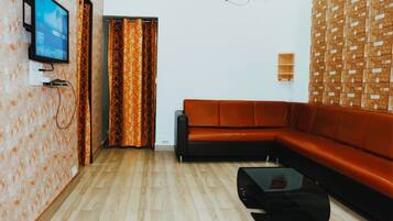 Smart TV, fireplace, table football, stereo