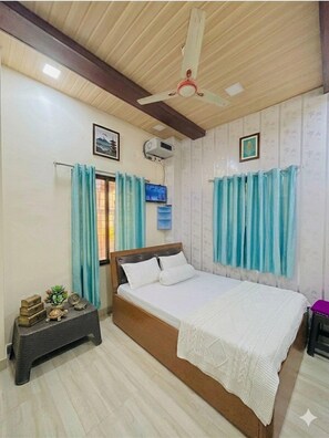 4 bedrooms, in-room safe, iron/ironing board, free WiFi - Spacious 4-bedroom villa in wonderful Lonavala with AC & Rain Dance (Lonavala)