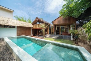 A modern house with a swimming pool, wooden deck, and a thatched roof structure. - Luxury Villa with Private Pool in Nusa Lembongan (Nusa Lembongan)