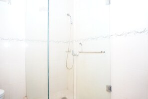 Suite | Bathroom | Shower, free toiletries, towels, soap - Kailani Inn (Medan)