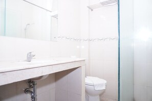 Superior Twin Room | Bathroom - Kailani Inn (Medan)