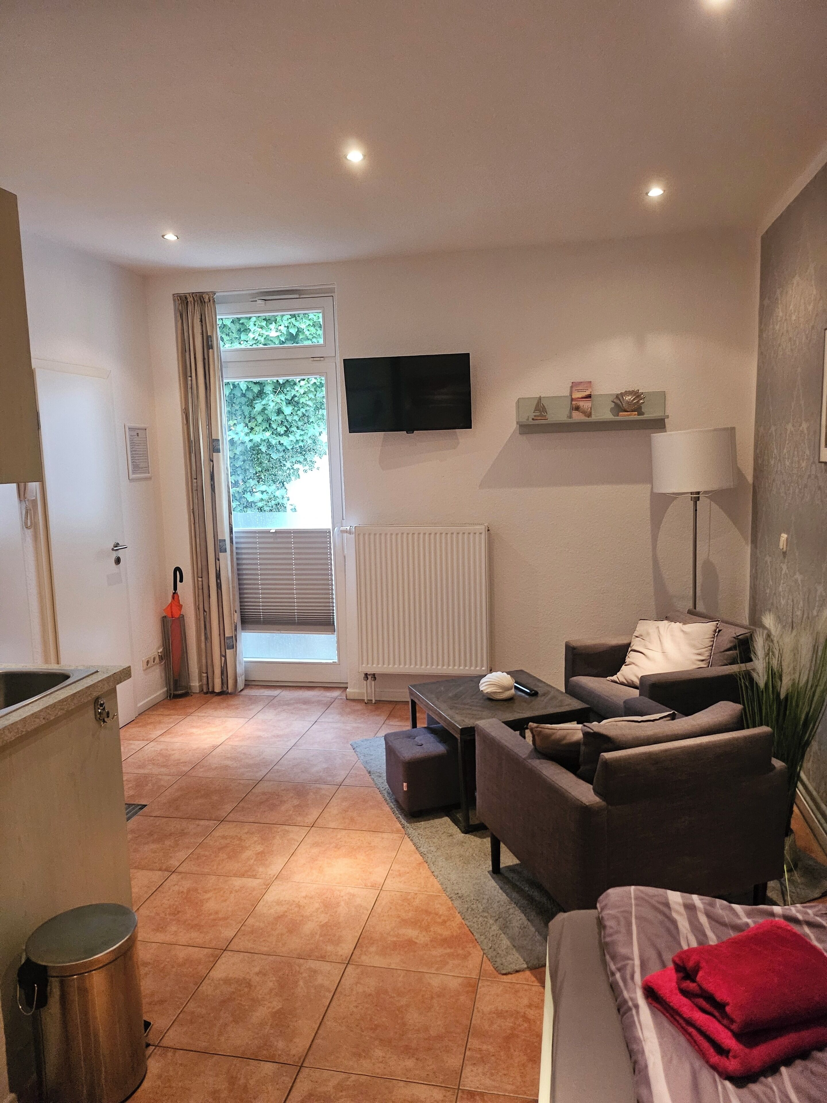 Departamento estándar, vista al patio | Área de sala de estar