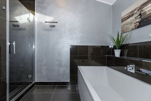Family Apartment, Balcony, City View | Bathroom