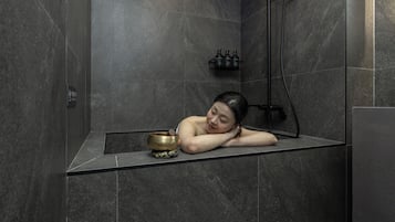 Shade B | Bathroom | Hair dryer, bathrobes, bidet, towels