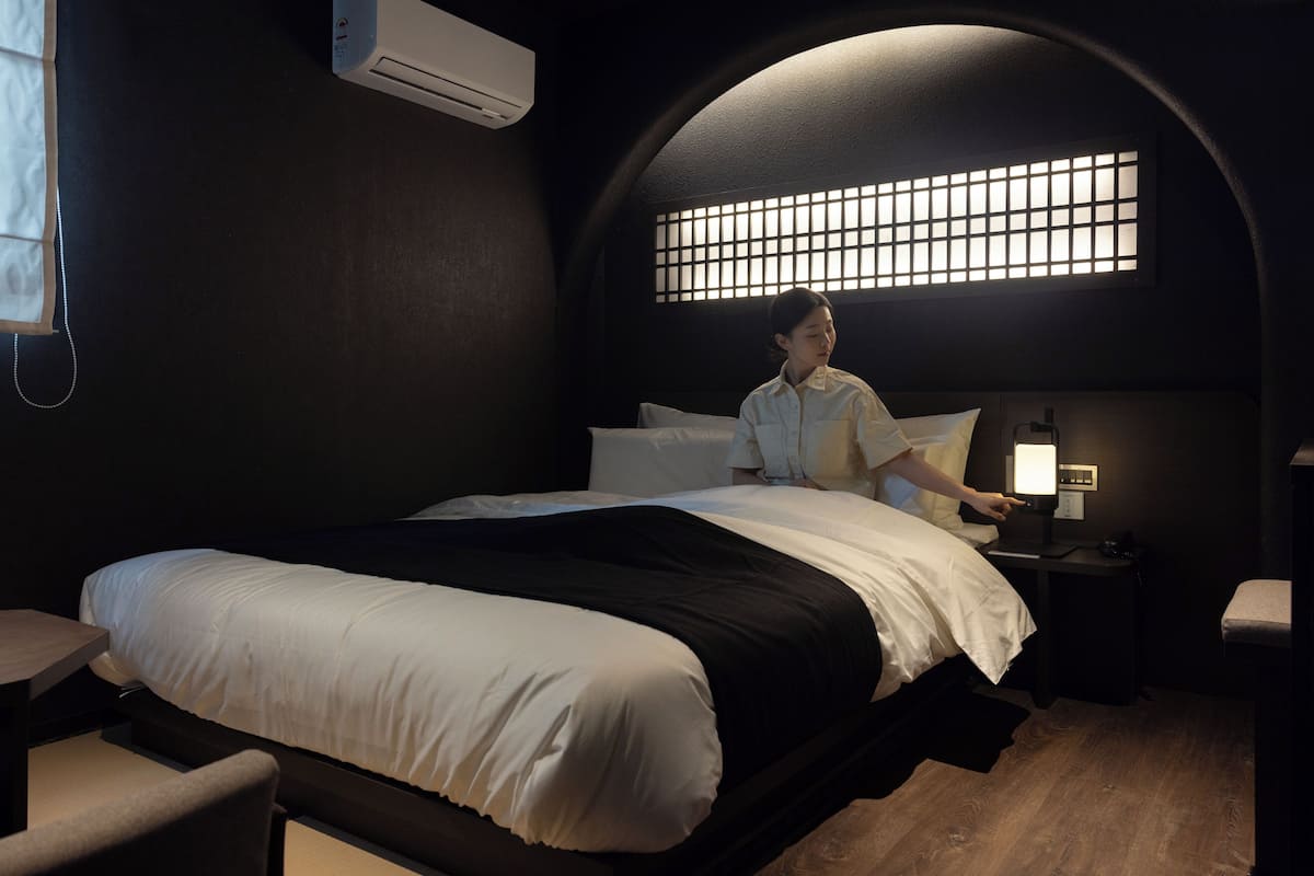 Shade B | Free WiFi, bed sheets