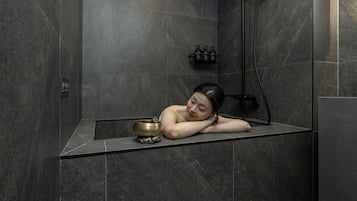 Shade B | Bathroom | Hair dryer, bathrobes, bidet, towels
