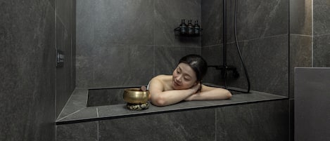 Shade B | Baño | Secadora de cabello, batas, bidet, toallas