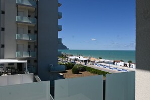 Property grounds - M449 – Marcelli, three-room apartment with parking space and shared beach (Marcelli)