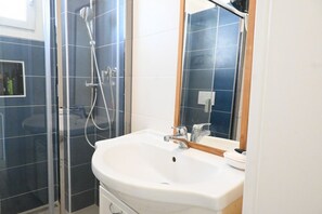 Shower, bidet, towels - M449 – Marcelli, three-room apartment with parking space and shared beach (Marcelli)
