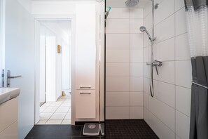 Dusche, Haartrockner, Handtücher