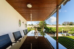 Outdoor dining - Apartment 'Haus Am Idyllischen Bach' with Private Garden and Wi-Fi (Rheinau)