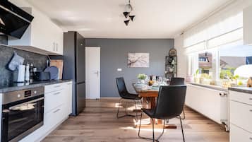 Fridge, oven, stovetop, dishwasher
