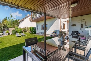 Outdoor dining - Apartment 'Haus Am Idyllischen Bach' with Private Garden and Wi-Fi (Rheinau)