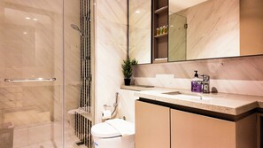 Shower, hair dryer, bidet, towels - JD Home Stay | Three Bedroom Apartment with Balcony @ Eaton Residence KLCC (Kuala Lumpur)