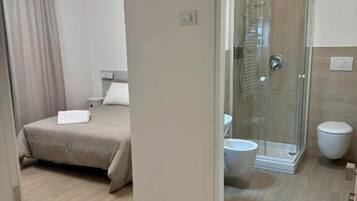 Habitación doble | Baño | Regadera, amenidades de baño gratuitas, secadora de cabello, toallas