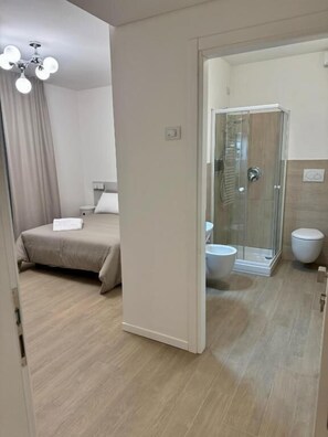 Quarto casal | Banheiro | Chuveiro, produtos de toalete grátis, secador de cabelo 