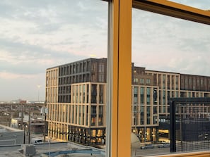 A modern building with a glass facade, large windows, and a flat roof. - Cozy contemporary & chic Deep Ellum apartment in Dallas’s nightlife district (Dallas)