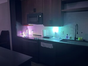 Een magnetron, een oven, een kookplaat, een vaatwasser