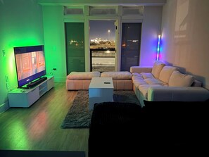 Smart TV, stereo - Cozy contemporary & chic Deep Ellum apartment in Dallas’s nightlife district (Dallas)
