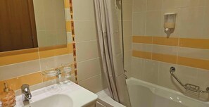 Shower, hair dryer, towels, soap - Premium Studio • SPA & Pools • Fitness • Free Parking (Ravda)