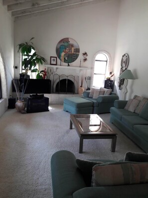 Living area - Total privacy within this walled villa in the heart of Scottsdale! No tan lines. (Scottsdale)