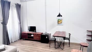 Deluxe-huoneisto, parveke, kaupunkinäköala | Oleskelualue