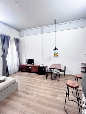 Deluxe-huoneisto, parveke, kaupunkinäköala | Oleskelualue