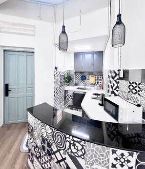 Monolocale Deluxe, balcone, vista città | Cucina privata | Frigorifero, microonde, pentole/stoviglie/utensili