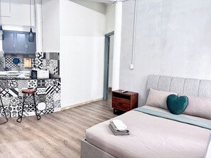 Deluxe-lejlighed - balkon - byudsigt | Pengeskab på værelset, skrivebord, arbejdsområde til bærbare computere