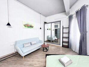 Una cassaforte in camera, una scrivania, postazione laptop