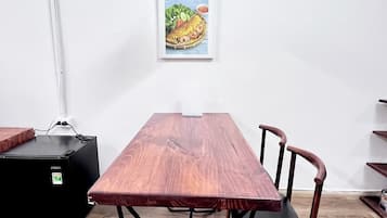 Deluxe-studio, parveke, kaupunkinäköala | Ruokailu