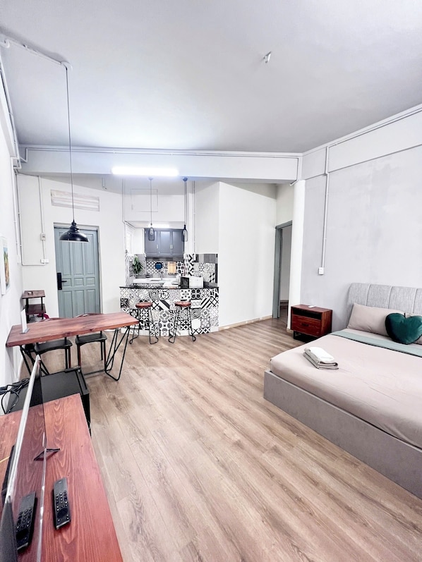 Deluxe Stüdyo, Balkon, Şehir Manzaralı | Odada kasa, masa, dizüstü bilgisayar çalışma alanı, güneşlik/perde 