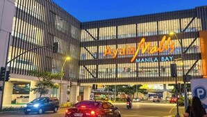 Un edificio con un cartel grande que dice 'Ayala Manila Bay'.