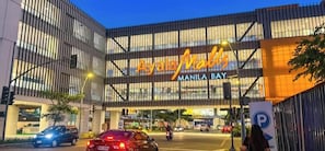 Un immeuble sur lequel est apposée une grande enseigne indiquant « Ayala Manila Bay ».