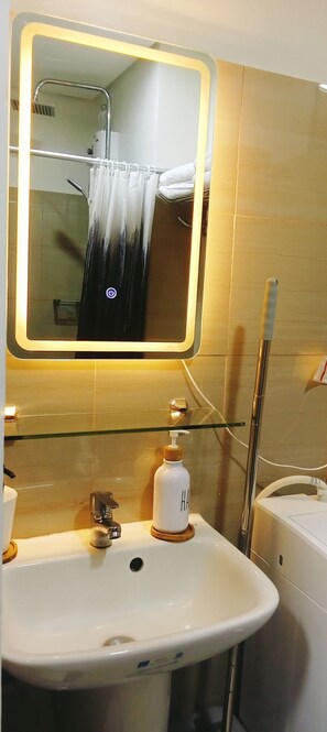 Bruser, hårtørrer, bidet, håndklæder