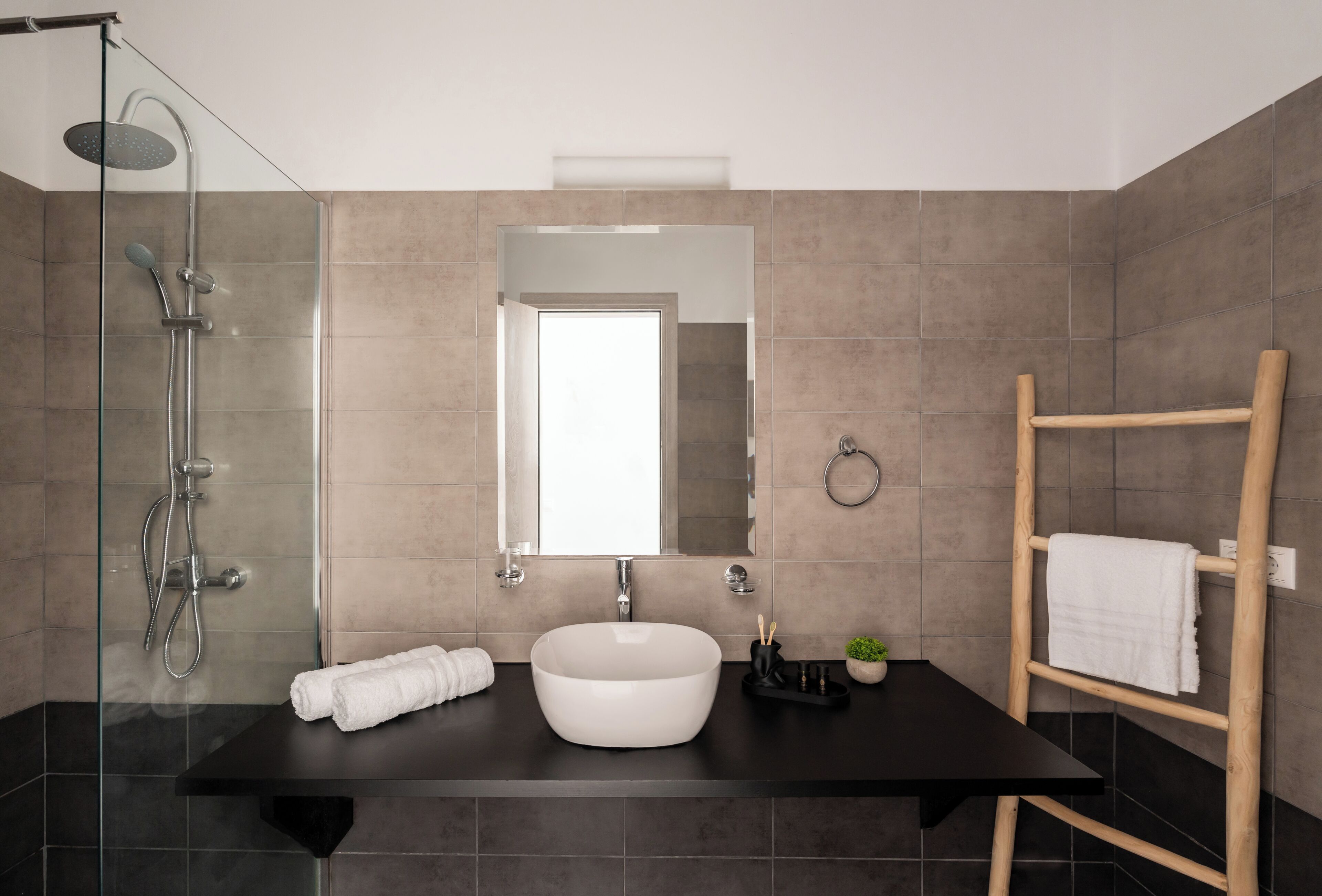 Deluxe-Apartment | Badezimmer | Dusche, Haartrockner, Handtücher, Seife