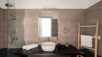 Deluxe-Apartment | Badezimmer | Dusche, Haartrockner, Handtücher, Seife