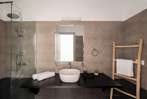 Deluxe Condo | Bathroom - Hillside Collection - by Hospirit (Mykonos)