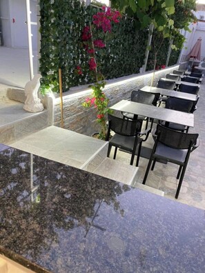 Outdoor dining - Villa Rafail (Ksamil)