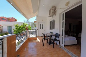 Family Room | Balcony - Villa Rafail (Ksamil)