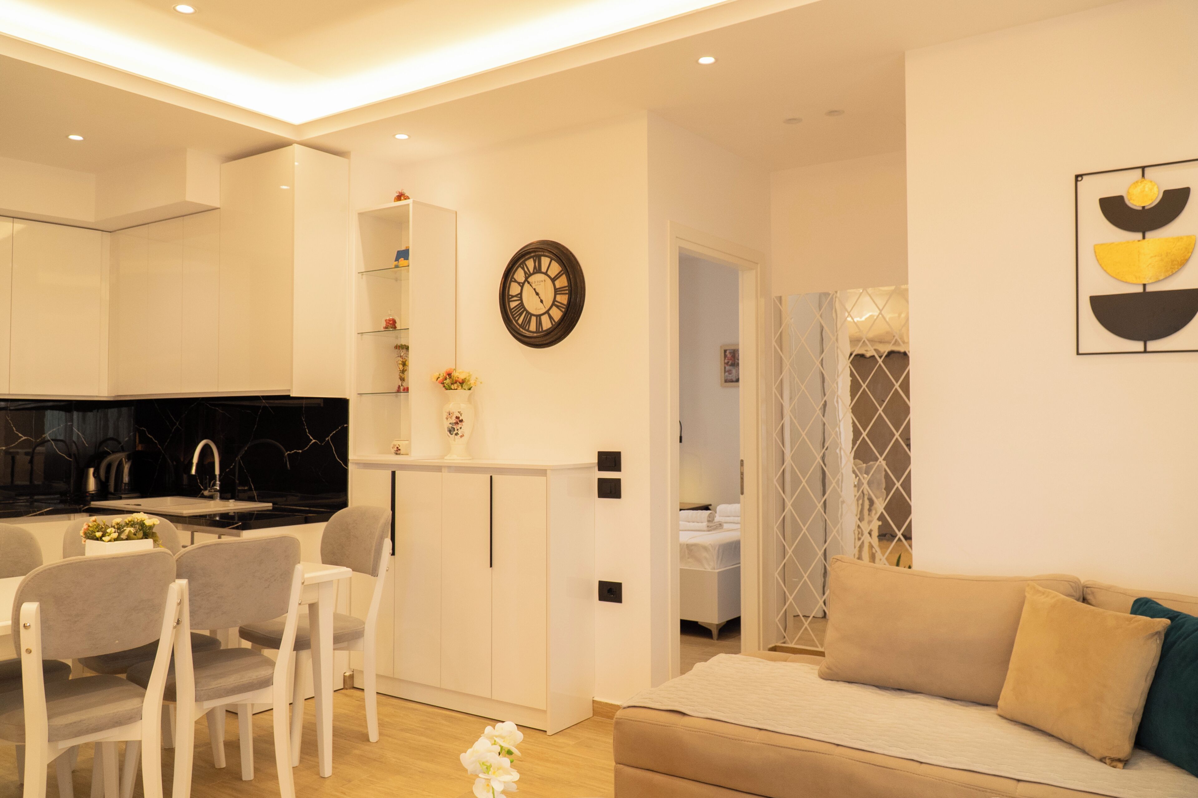 Apartamento, sacada | Área de estar | TV de tela plana 35 polegadas com canais via satélite