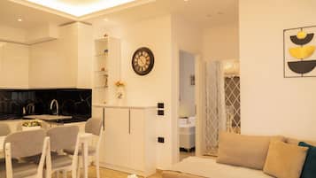 Apartamento, sacada | Área de estar | TV de tela plana 35 polegadas com canais via satélite