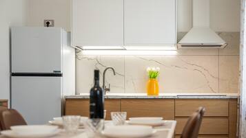 Fridge, stovetop, dishwasher, coffee/tea maker