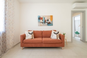 TV - The Essence of Light in a Designer Apartment in Teulada (Teulada)