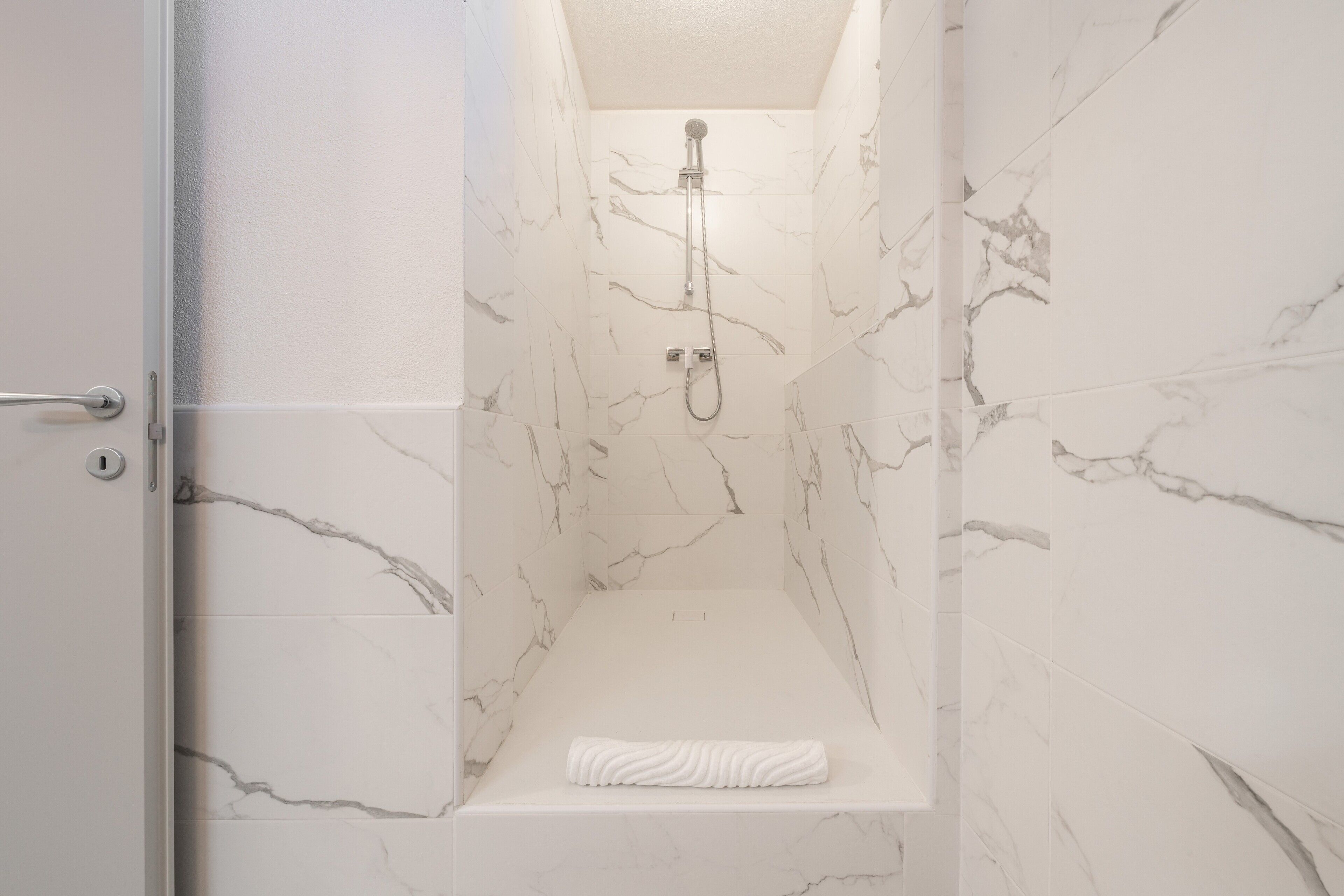 Een douche, een haardroger, handdoeken