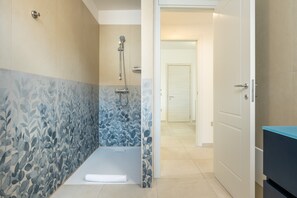 Douche, sèche-cheveux, serviettes fournies