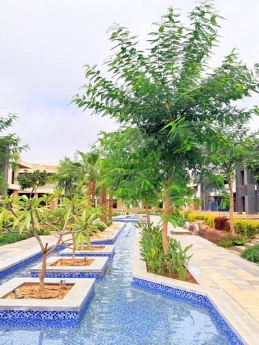 5 Rooms with private garden& Jacuzzi& Pool acc