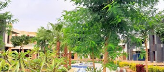 5 Rooms with private garden& Jacuzzi& Pool acc
